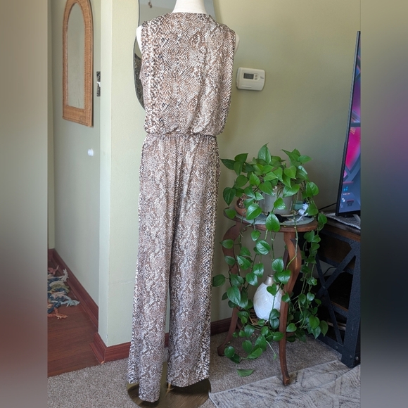 Emma & Michele Snakeskin Jumpsuit Large Sleeveless Gold Accent Zip Front Pocket - Picture 10 of 13